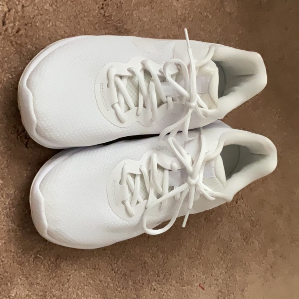 Nike Revolution. LIKE NEW! Size 9mens/ 10.5 women’s.2 pair laces still packaged